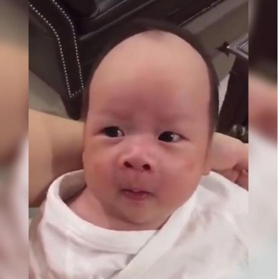 超级宝妈@“地中海宝宝”火了，发量稀少遭网友调侃：上辈子可能是个程序员