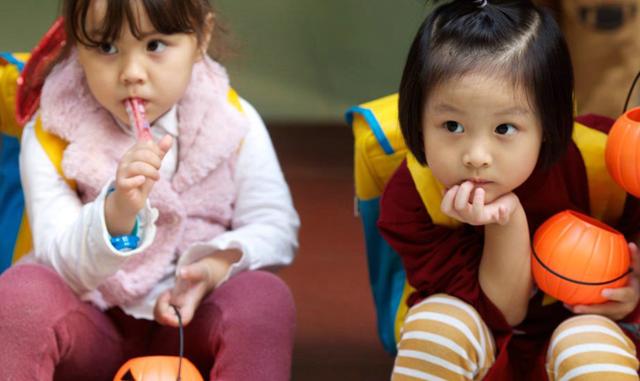 幼儿园老师把一张照片发到群里，家长看完后，心里不是滋味