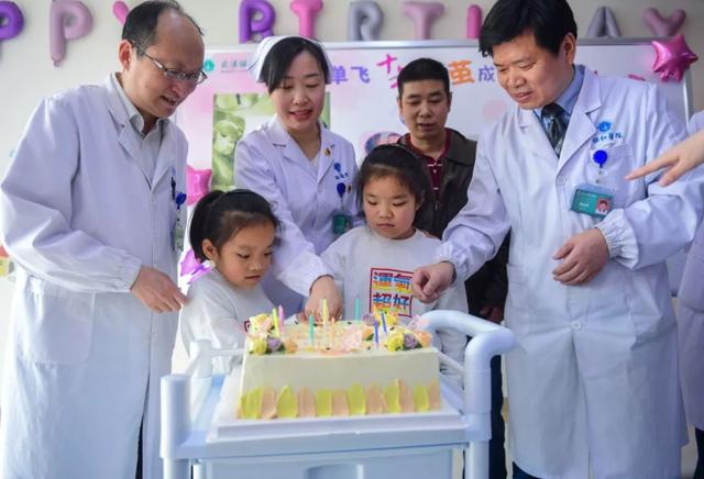 超级宝妈▲11年前，国内首例连体婴，如今她们长这样，网友：很有惊喜！