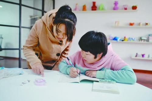 「超级宝妈」哥哥不写作业就睡觉，3岁妹妹帮倒忙画出“鬼画符”，宝妈被萌化