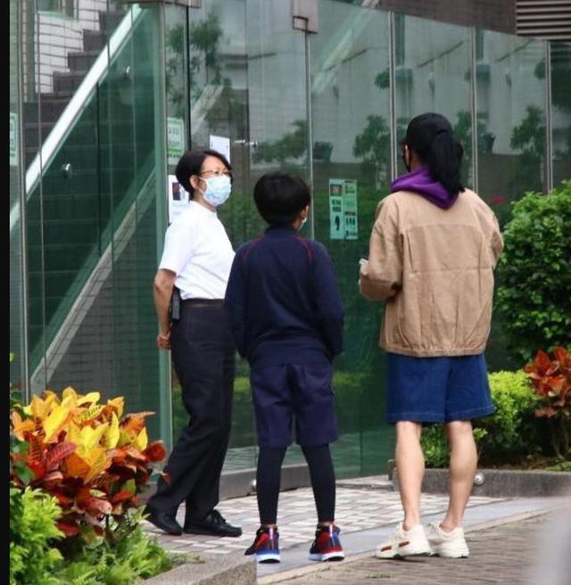 张柏芝接儿子放学，13岁Lucas身高超过妈妈，网友：长大后不得了巴拉啦解说