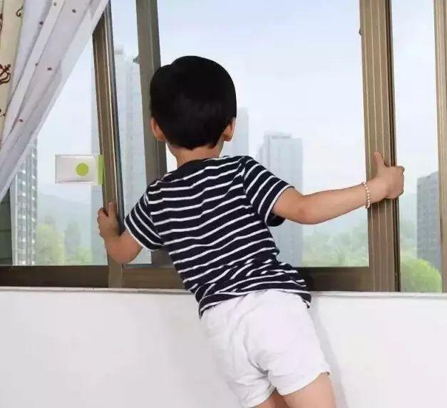 【超级宝妈】太可怕！爸爸送大宝上学，独自在家的二宝从6楼坠楼！