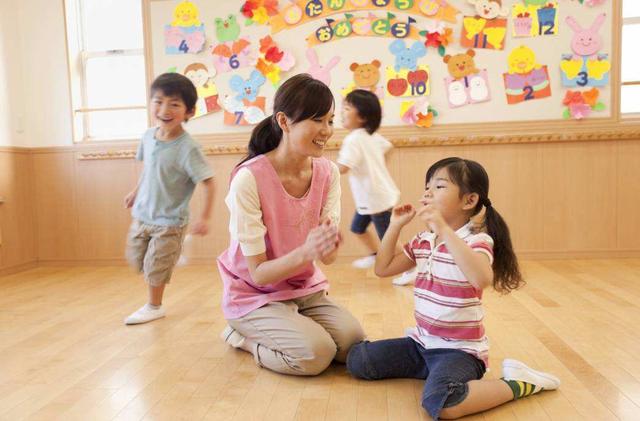 超级宝妈▲别太早送孩子去幼儿园，危害往往在娃上小学时爆发，父母还不知道