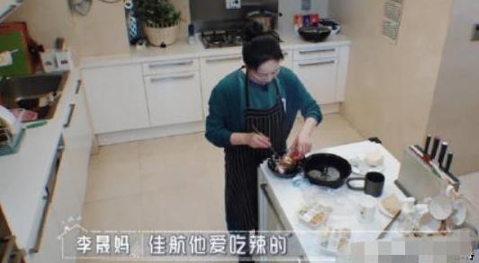 李佳航靠拿快递凸显出重要性,他的自卑和丈母娘一块住的人才能懂|电影工厂