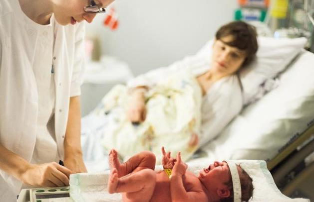 超级宝妈▲走着路就把孩子生了!网友:为何你生孩子如此轻松?