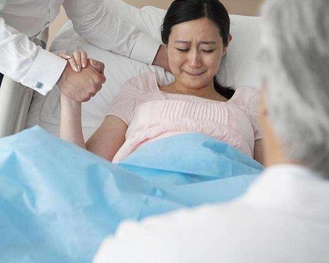 「超级宝妈」孕妈逛街突感不适，往下低头一看，宝宝已经探出半个身子