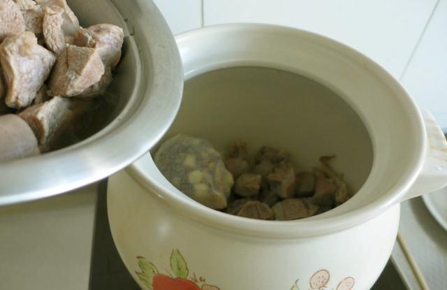 冬天一定要常吃这肉，连汤下肚鲜香御寒，手脚都不冰凉了