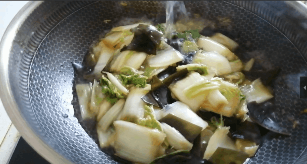 北方人的家常菜：海带白菜烧冻豆腐