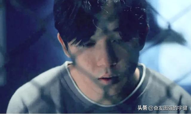 #fun娱乐#鬼吹灯片头题字是潘粤明写的。明明可以靠颜值，可偏偏要靠才华