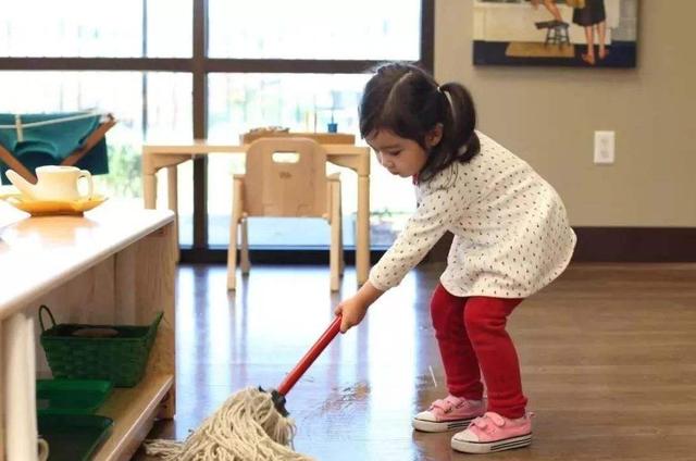 [超级宝妈]“如花”女儿玩捉迷藏，爸爸发现后不忍心揭穿，网友：没毛病