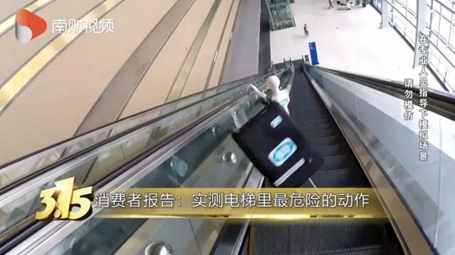 花一样的青春|4岁孩子手指被夹！乘坐扶梯这些行为千万不要做！