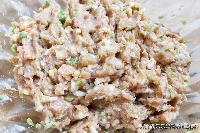 元旦后年关将至，教你调万能猪肉馅，多加“4味料”，加啥菜都香