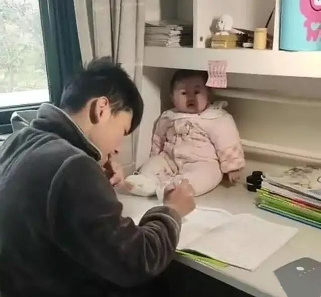 超级宝妈▲“吉祥物”妹妹助攻哥哥写作业，乖巧模样萌翻众人，好可爱