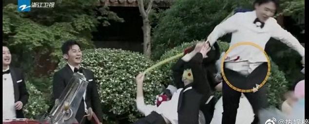 郑恺拽郭麒麟裤子，扣子崩开，这也太尴尬了|fun娱乐