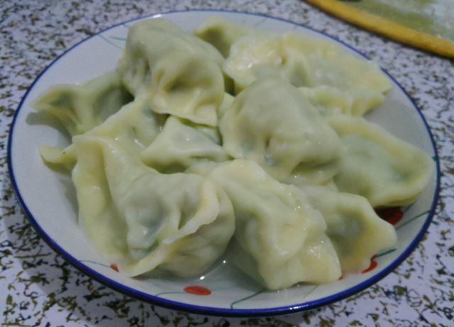 ?调韭菜馅，调料放得越少越好，只放两样就够了，饺子鲜香美味