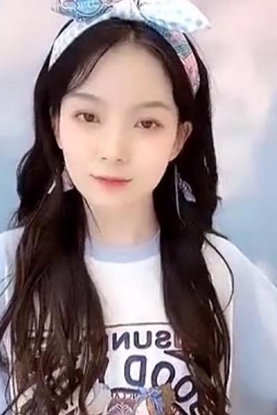 创造营陈卓璇直播，直言看到别人接广告生气，网友：天天盯着希林电影工厂