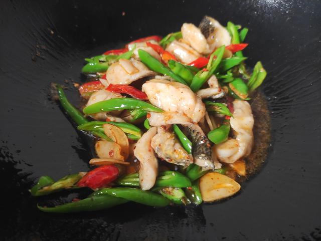 爆炒鱼片，不要直接下锅炒，教你正确做法，鱼片滑嫩鲜香又完整