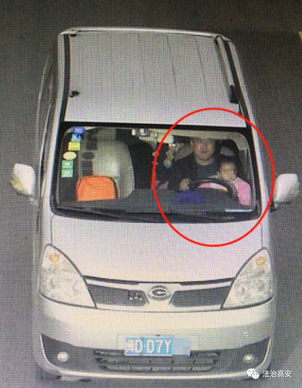 「你的育儿经」曝光!居然有人抱着小孩开车!