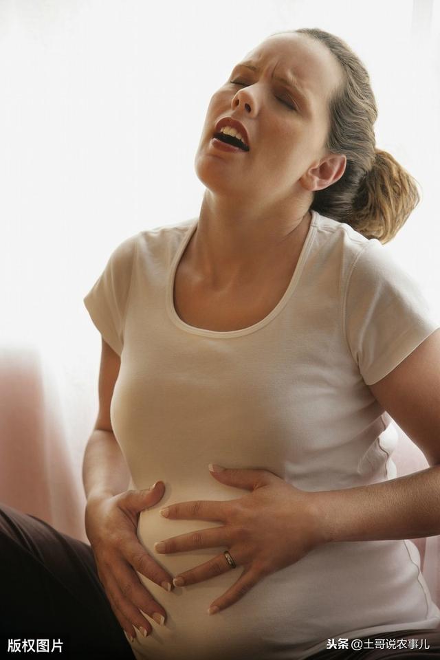 「超级宝妈」在产房陪老婆生孩子，老公吓着了，真的没想到女人生孩子这么痛苦