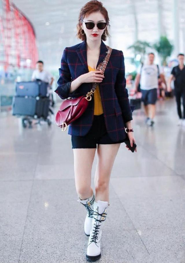 普拉达女王景甜520晒自拍,穿格子西装干练优雅,一头披肩长发更温柔
