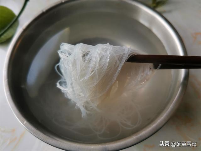 羊肉片别只会涮着吃，和这个食材是绝配，做成汤，营养味美又下饭