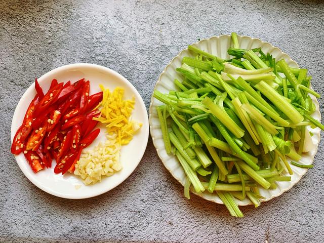 芹菜炒肉，是先炒芹菜还是牛肉？告诉你正确做法，芹菜爽脆肉滑嫩