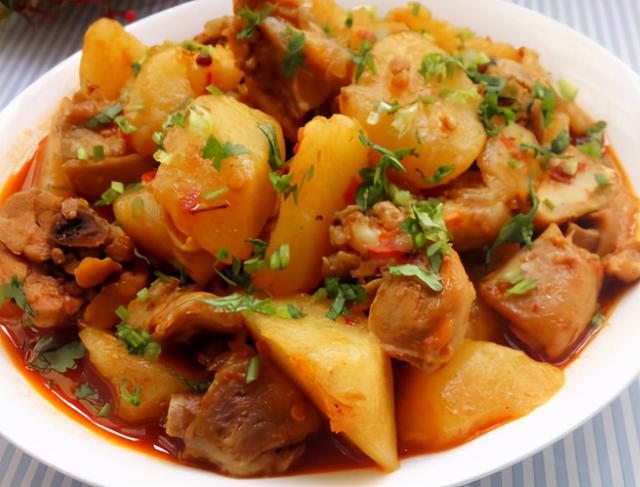 炖鸡肉时，牢记“1泡2过油”，鸡肉鲜香好吃无腥味，越嚼越香