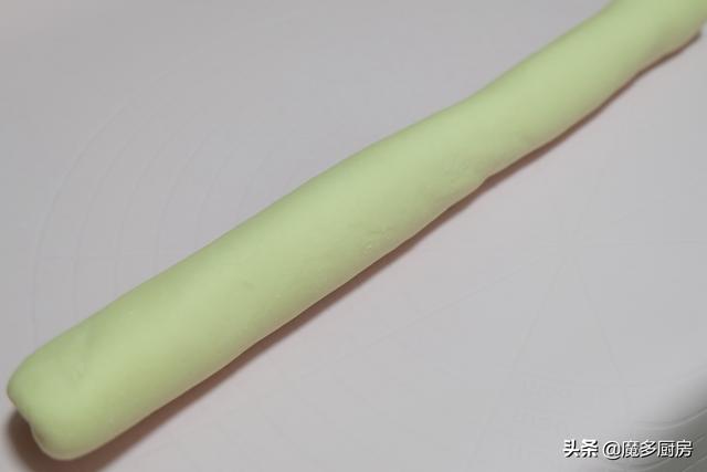 用豆沙和面粉蒸一盘豆沙卷，早餐吃它最美味，一口一个又香又甜