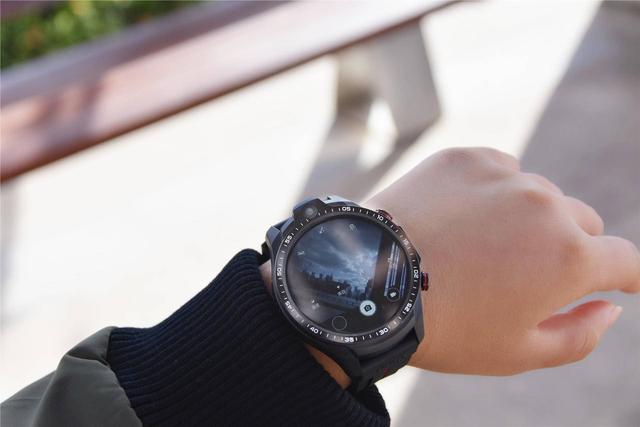 支持语音通话，能安装APP，双向拍照，Jeep智能运动手表