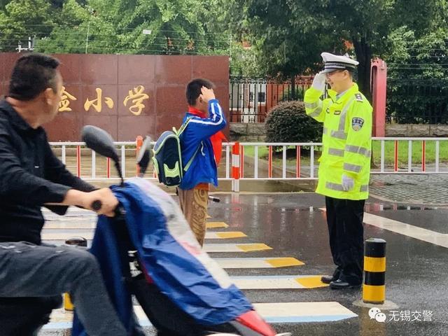 超级宝妈|儿童节快乐丨交警叔叔,永远守护在你身边(开启线上交通安全体验课)