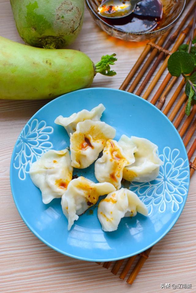 传统萝卜饺子，还是老妈这种方法包出来好吃，鲜香又多汁