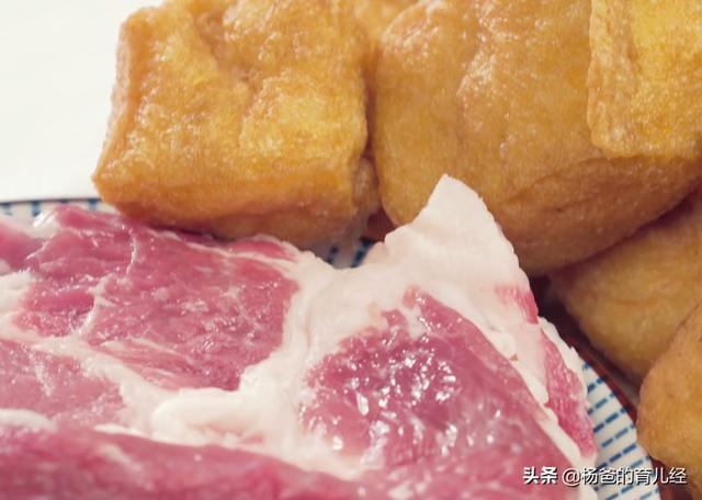 猪肉和白菜的美味新吃法，搭配油豆腐，鲜香又营养，孩子特爱吃