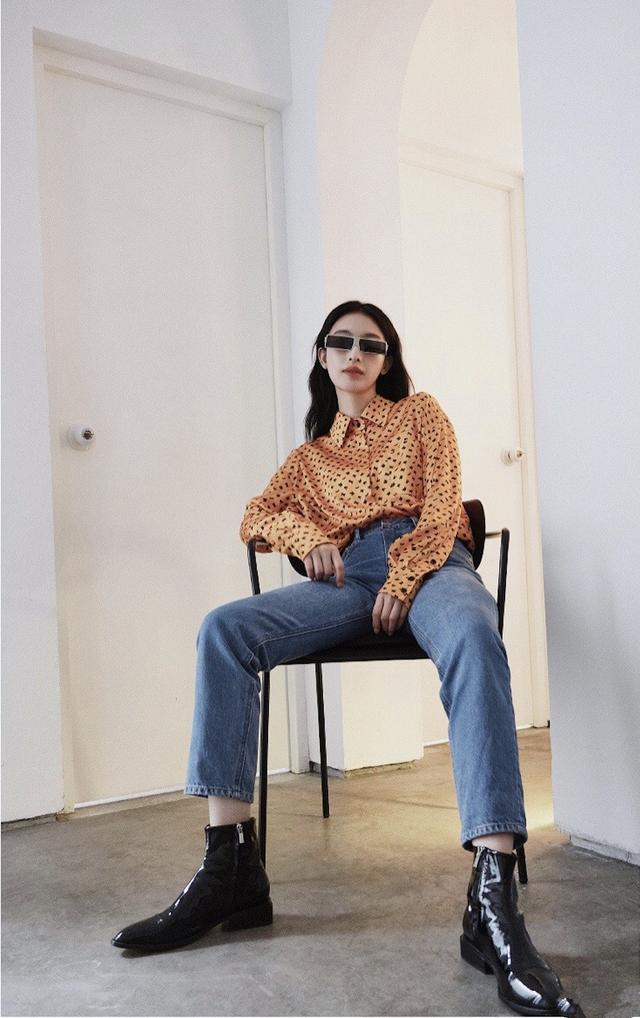 普拉达女王张俪柳岩罕见同框，同是休闲简约穿搭，身材高挑的张俪赢得太轻松