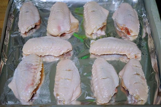 在家制作鸡翅麻辣香锅，食材丰富，营养更丰富，好吃到停不下来