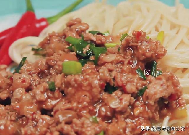 居家分享葱香肉酱面的好吃做法，鲜香味美又营养，解馋的主食