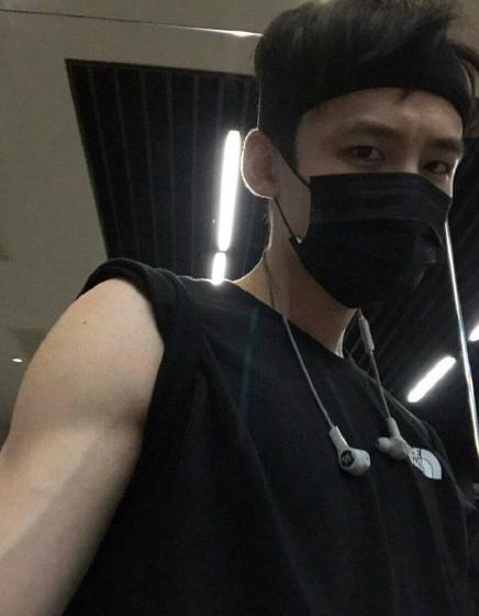 fun娱乐|腰围59cm，比沈腾头围还要小！白敬亭和王嘉尔互量腰围火了