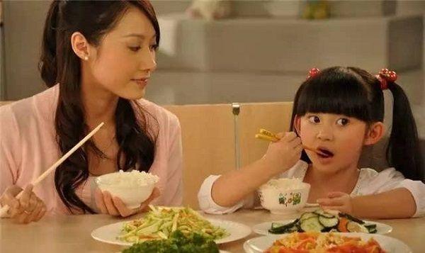 小树丫@孩子到饭点不吃饭,总是不安分?宝妈掌握这些技巧,让他爱上吃饭