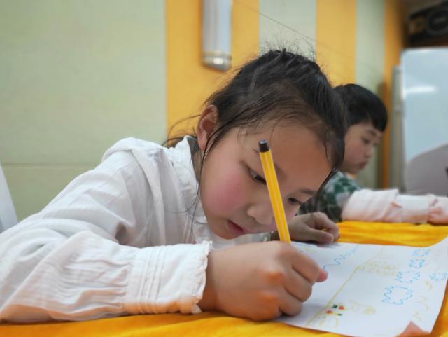 『超级宝妈』熊孩子涂鸦毁了宝妈毕业证, 宝爸＂惭愧＂告状, 网友: 混合双打吧