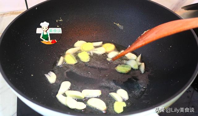 炒芹菜时，先焯水或直接炒都不对，牢记三个技巧，芹菜脆嫩不塞牙