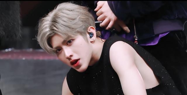 苞米地蒙面侠|蔡徐坤能走红不是没有道理的,还在染绿发的黄子韬真应该学学