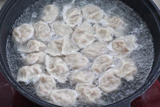 冬至大如年，北方家家户户吃饺子，皮薄馅大营养十足，老少皆宜