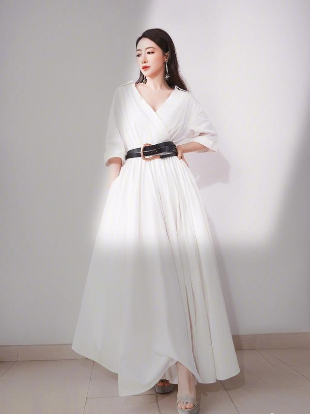 [第五大道]陈紫函穿白裙太有魅力，穿搭优雅还显气质高级，45岁美出新高度