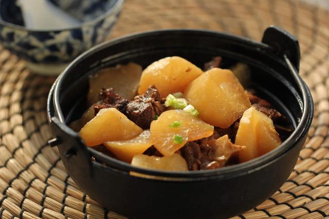 冬天吃萝卜好处多多，学会这样做萝卜炖五花肉，滋味美妙又有营养