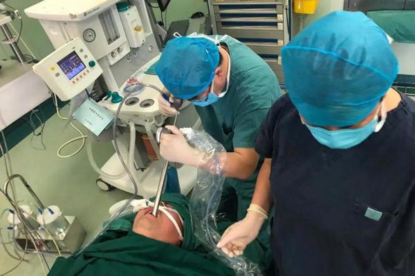 异物|假牙暗藏危机！看和平医生如何“化险为夷”