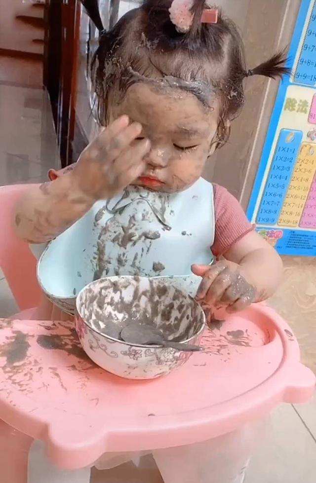 你的育儿经|3岁萌娃臭美，把芝麻糊当面膜，宝妈：上辈子可能是个“粉刷匠”
