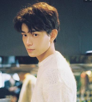 清风与酒|丁禹兮机场被围堵，明明180cm硬被他弯成了和其他女粉一样的身高