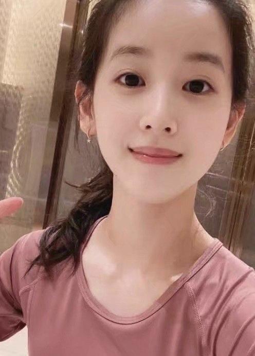 多鱼是只猫|章泽天的身材真干瘪！近照分不清前胸和后背，素颜被拍容貌太普通