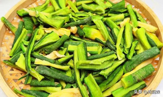 冬天，遇到此菜别手软，买上30斤，晒干腌起来，随吃随取特省事