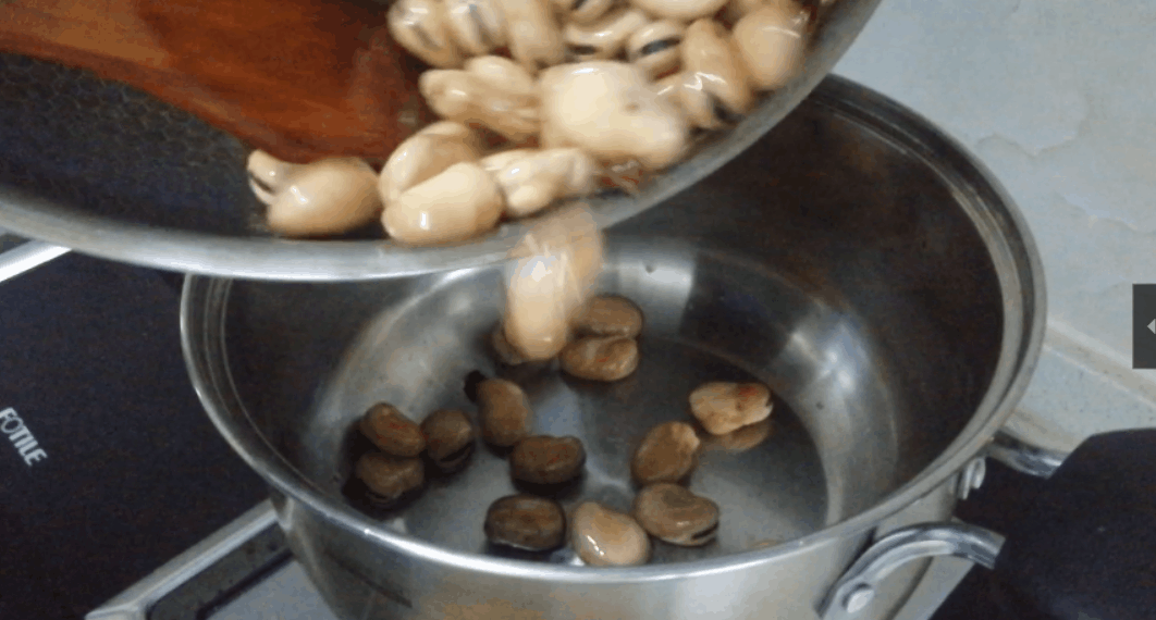 芹菜叶千万别再扔了，搭配2块钱食材，就能做出美味小凉菜