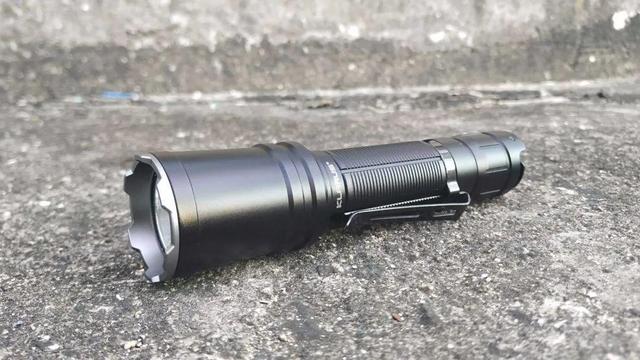 战术手电评测｜性价比之王，新兵入手体验首选